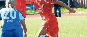 Doppelpack beim Ex-Verein. Nadine Keßler (rechts), die hier durch Jennifer Zietz gegen Saarbrückens Noemi Beney (vorn) abgeschirmt wird, ist Turbine Potsdams erfolgreichste Torschützin in der bisherigen Bundesliga-Saison.