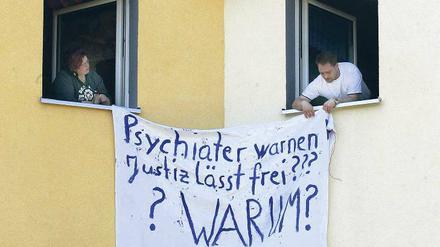 Protest 2008 in Joachimsthal. Bürger protestieren gegen die Freilassung des als gefährlich eingestuften Sexualstraftäters Werner K. Der 49-Jährige war aus der Haft entlassen und der Antrag auf nachträgliche Sicherungsverwahrung abgelehnt worden.