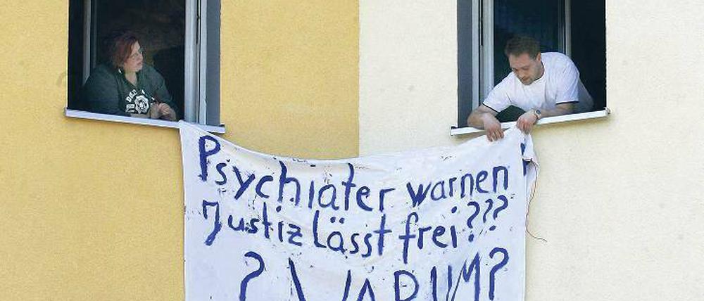 Protest 2008 in Joachimsthal. Bürger protestieren gegen die Freilassung des als gefährlich eingestuften Sexualstraftäters Werner K. Der 49-Jährige war aus der Haft entlassen und der Antrag auf nachträgliche Sicherungsverwahrung abgelehnt worden.