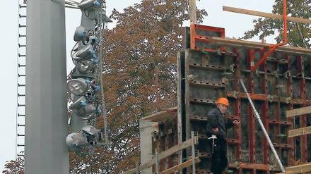 Knick in der Optik: Dieser Flutlichtmast wurde Anfang vergangener Woche im Karl-Liebknecht-Stadion beschädigt. Ein Gutachter soll die Ursache klären. Wann die Anlage wieder in Betrieb gehen kann, ist noch unklar.