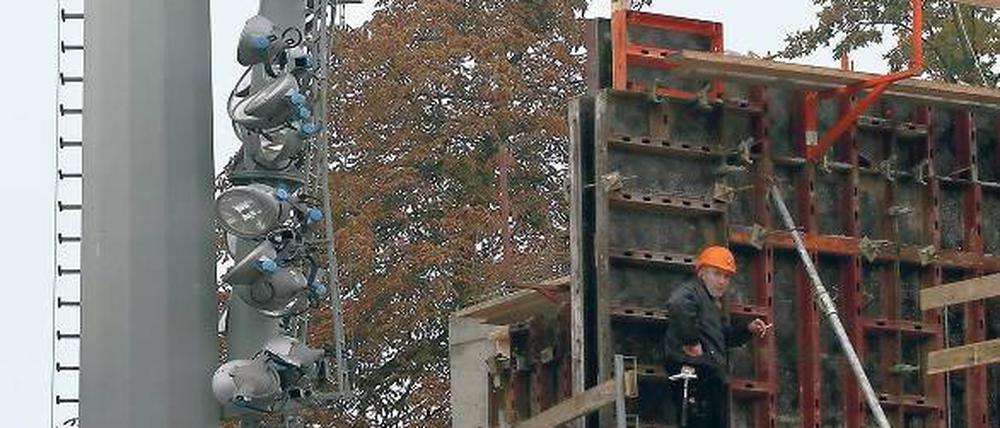 Knick in der Optik: Dieser Flutlichtmast wurde Anfang vergangener Woche im Karl-Liebknecht-Stadion beschädigt. Ein Gutachter soll die Ursache klären. Wann die Anlage wieder in Betrieb gehen kann, ist noch unklar.