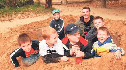 Mittendrin, statt außen vor: Für die Kita-Kinder im Beelitzer Kinderland ist Erzieher Tilo Fuhrmann (hinten) der Größte.