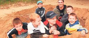 Mittendrin, statt außen vor: Für die Kita-Kinder im Beelitzer Kinderland ist Erzieher Tilo Fuhrmann (hinten) der Größte.