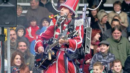 Die verrückteste Hitparade Deutschlands: Dr. Musikus ist einer der Künstler, die im Filmpark Babelsberg das Programm Helping Hands des Hand in Hand for Children e.V. für krebskranke Kinder gestalten.