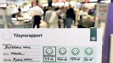 Bitte Lächeln. Gut sichtbar hängen die Ergebnisse der Kontrollen in Dänemark aus. Ein lachender Smiley zeigt dem Gast an, dass es sich um ein sauberes Lokal handelt. Ein Smiley mit nach unten hängenden Mundwinkeln zeigt schlechte Kontrollerergebnisse an.