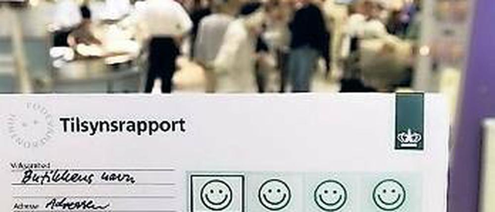 Bitte Lächeln. Gut sichtbar hängen die Ergebnisse der Kontrollen in Dänemark aus. Ein lachender Smiley zeigt dem Gast an, dass es sich um ein sauberes Lokal handelt. Ein Smiley mit nach unten hängenden Mundwinkeln zeigt schlechte Kontrollerergebnisse an.