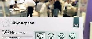 Bitte Lächeln. Gut sichtbar hängen die Ergebnisse der Kontrollen in Dänemark aus. Ein lachender Smiley zeigt dem Gast an, dass es sich um ein sauberes Lokal handelt. Ein Smiley mit nach unten hängenden Mundwinkeln zeigt schlechte Kontrollerergebnisse an.