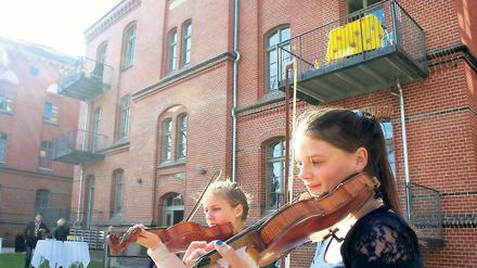 Bcksteine und Violinen: Musikalische Kurzweil an den Roten Kasernen.
