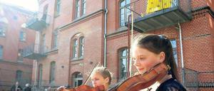 Bcksteine und Violinen: Musikalische Kurzweil an den Roten Kasernen.