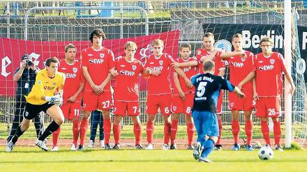 Gefährliche Situation. Stahl Brandenburg hatte in der 85. Minute bei einem Freistoß im Babelsberger Strafraum die Großchance, in Führung zu gehen. Doch die Mauer stand sicher.