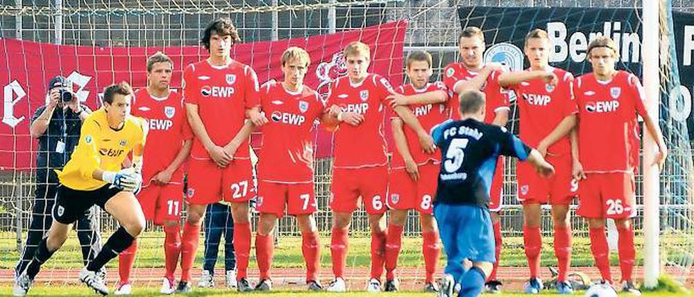 Gefährliche Situation. Stahl Brandenburg hatte in der 85. Minute bei einem Freistoß im Babelsberger Strafraum die Großchance, in Führung zu gehen. Doch die Mauer stand sicher.