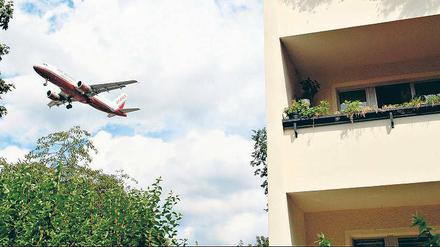 Zum Greifen nah. Viele Maschinen donnern in geringer Höhe über die Häuser hinweg zum Flughafen Berlin-Tegel. Ab Juni 2012 soll es in den nördlichen Bezirken ruhiger werden. Dann geht der BBI in Betrieb.