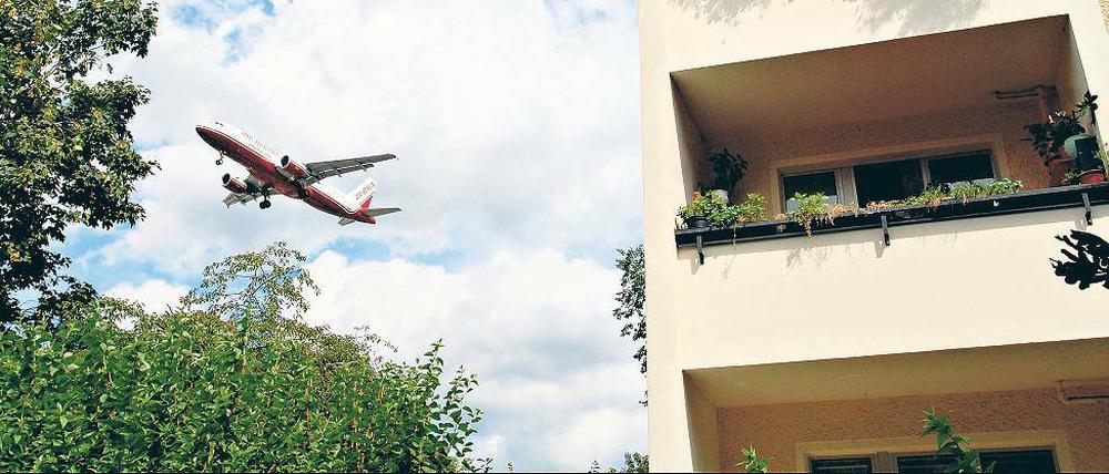Zum Greifen nah. Viele Maschinen donnern in geringer Höhe über die Häuser hinweg zum Flughafen Berlin-Tegel. Ab Juni 2012 soll es in den nördlichen Bezirken ruhiger werden. Dann geht der BBI in Betrieb.