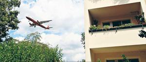 Zum Greifen nah. Viele Maschinen donnern in geringer Höhe über die Häuser hinweg zum Flughafen Berlin-Tegel. Ab Juni 2012 soll es in den nördlichen Bezirken ruhiger werden. Dann geht der BBI in Betrieb.