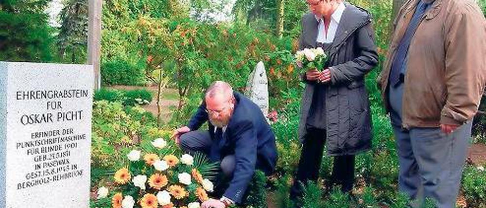 Ehrung. Landrat und Bürgermeisterin am Grab von Oskar Picht.