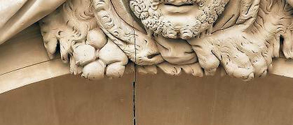 Da driftet auseinander, was zusammengehört: Ein sichtbarer Spalt am Fortunaportal, das mit Hilfe von TV-Moderator Günther Jauch wiedererrichtet wurde.