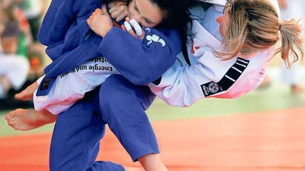 Hoch motiviert. Potsdams polnische Gaststarterin Inga Kolodziej (weiße Kleidung) will am Samstag mit ihrem Team einen Sieg vor heimischem Publikum erkämpfen.