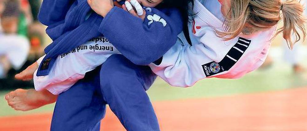 Hoch motiviert. Potsdams polnische Gaststarterin Inga Kolodziej (weiße Kleidung) will am Samstag mit ihrem Team einen Sieg vor heimischem Publikum erkämpfen.