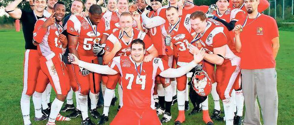 Aufstiegsfreude pur. Die Potsdam Royals sind dreimal in Folge aufgestiegen und schafften nun sogar den Sprung die 2. German-Football-League. Allerdings kam dieser Schritt ein Jahr zu früh, was den SC Potsdam vor nicht unerhebliche Probleme stellt.