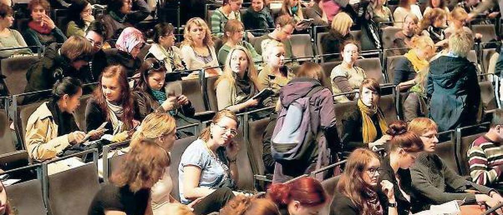 Neustart. Die FH Potsdam begrüßte ihre rund 700 neuen Studierenden im Hans Otto Theater (l.). Einige Erstsemester kommen aus Spanien nach Potsdam zum Studium (o.). Der Filmemacher Volker Koepp erhielt die Ehrenprofessorwürde (u.).