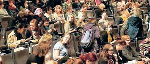 Neustart. Die FH Potsdam begrüßte ihre rund 700 neuen Studierenden im Hans Otto Theater (l.). Einige Erstsemester kommen aus Spanien nach Potsdam zum Studium (o.). Der Filmemacher Volker Koepp erhielt die Ehrenprofessorwürde (u.).