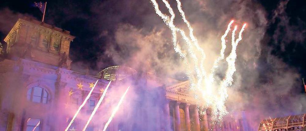 Mit einem Feuerwerk vor dem Reichstagsgebäude in Berlin endete gestern Abend der Festakt zum 20. Jahrestag der Deutschen Einheit.