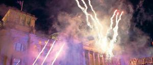 Mit einem Feuerwerk vor dem Reichstagsgebäude in Berlin endete gestern Abend der Festakt zum 20. Jahrestag der Deutschen Einheit.