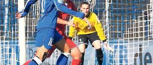 Zweimal getroffen, zweimal vorbereitet. Fatmire Bajramaj (l.), hier im Duell mit der Ex-Potsdamerin Laura Brosius, trug gestern maßgeblich zu Turbines klarem Sieg bei.