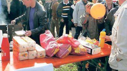 Gegrilltes zum Tage. Die Christdemokraten feierten den 20. Tag der Deutschen Einheit an der Glienicker Brücke und vergaben kostenlos Einheitswürstchen.