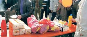 Gegrilltes zum Tage. Die Christdemokraten feierten den 20. Tag der Deutschen Einheit an der Glienicker Brücke und vergaben kostenlos Einheitswürstchen.