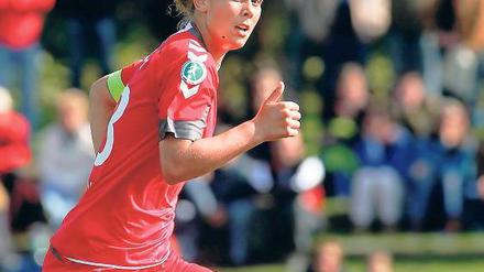 Gleich Kapitän. Carolin Schiewe kickt mit Je- na beim Ex-Verein Turbine.