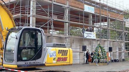 Turnhalle im Rohbau: Gestern wurde Richtfest gefeiert.