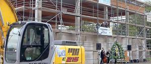 Turnhalle im Rohbau: Gestern wurde Richtfest gefeiert.