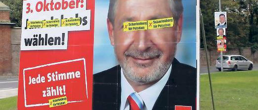Provokation im Wahlkampf: Das große Jann Jakobs-Plakat an der Kreuzung Berliner Straße/ Nuthestraße ist in der Nacht zum Donnerstag mit Scharfenberg wählen-Logos überklebt wurden.