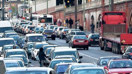 Nichts ging mehr. Verkehrsstau nahe des Bahnhofs Ostkreuz in Berlin-Friedrichshain wegen der Bombenentschärfung.