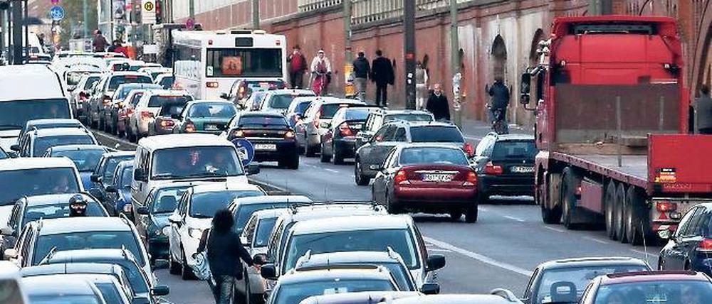 Nichts ging mehr. Verkehrsstau nahe des Bahnhofs Ostkreuz in Berlin-Friedrichshain wegen der Bombenentschärfung.