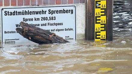 Unaufhaltsam bahnen sich die Wassermassen ihren Weg durch die Stadt Spremberg im Spree-Neiße Kreis. Am Mühlenwehr stieg der Pegel der Spree am Mittwochmittag auf 6,20 Meter. Am Nachmittag wurde vorsichtshalber sogar der Strom abgestellt.