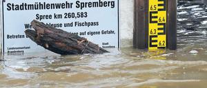 Unaufhaltsam bahnen sich die Wassermassen ihren Weg durch die Stadt Spremberg im Spree-Neiße Kreis. Am Mühlenwehr stieg der Pegel der Spree am Mittwochmittag auf 6,20 Meter. Am Nachmittag wurde vorsichtshalber sogar der Strom abgestellt.