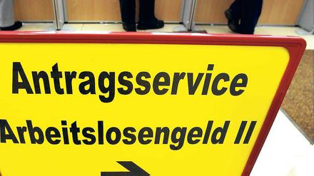 Bedarfsgemeinschaft. Nach Angaben der Bundesagentur für Arbeit sind im Land Brandenburg mehr als 280 000 Personen, davon etwa 60 000 Kinder und Jugendliche, von den Hartz-IV-Zahlungen abhängig. Nur Erwachsenen sollen künftig fünf Euro mehr zustehen.