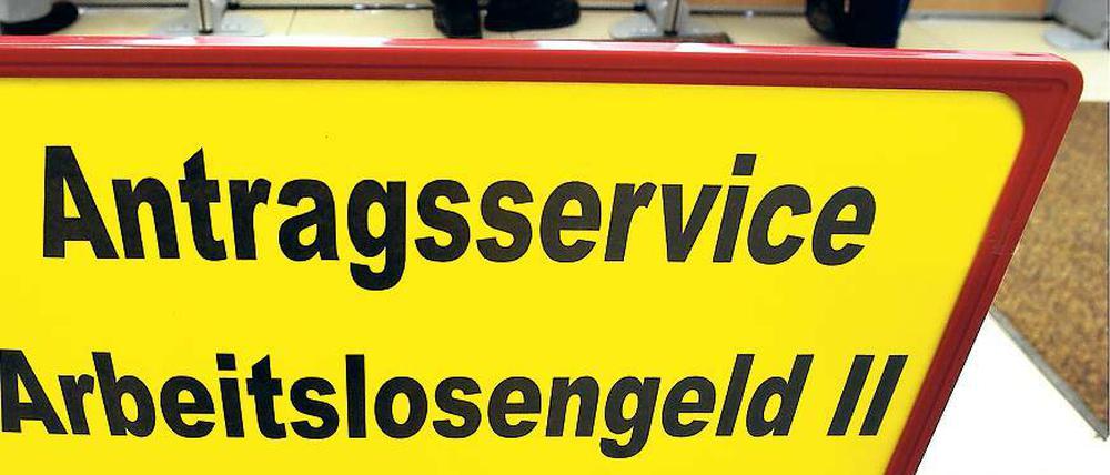 Bedarfsgemeinschaft. Nach Angaben der Bundesagentur für Arbeit sind im Land Brandenburg mehr als 280 000 Personen, davon etwa 60 000 Kinder und Jugendliche, von den Hartz-IV-Zahlungen abhängig. Nur Erwachsenen sollen künftig fünf Euro mehr zustehen.