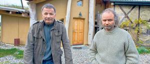 Kultur in der Provinz: Der Schauspieler Thomas Rühmann (l.) und der Musiker Tobias Morgenstern, Betreiber des Theaters am Rand, stehen vor der Spielstätte in Zollbrücke.