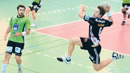 Schnell auf der linken Außenbahn. Florian Schugardt (rechts) trug am Sonntag mit sechs Toren maßgeblich zum Heimsieg des Handball-Zweitligisten VfL Potsdam gegen den favorisierten TV Emsdetten  links dessen torgefährlicher Serbe Elvir Selmanovic  bei.