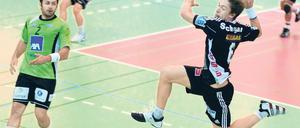 Schnell auf der linken Außenbahn. Florian Schugardt (rechts) trug am Sonntag mit sechs Toren maßgeblich zum Heimsieg des Handball-Zweitligisten VfL Potsdam gegen den favorisierten TV Emsdetten  links dessen torgefährlicher Serbe Elvir Selmanovic  bei.