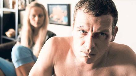 Auf Freigang. Um Häftling Mark dreht sich der Film Lebendkontrolle (Bild oben). Regisseur Florian Schewe und Hauptdarsteller Gerdy Zint wurden dafür prämiert (rechts, v.l.). HFF-Präsident Dieter Wiedemann begrüßte die Gala-Gäste (links).