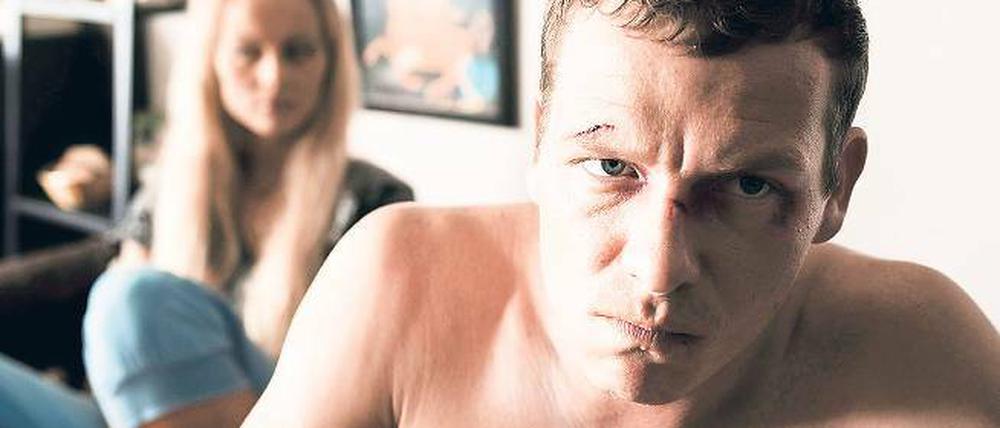 Auf Freigang. Um Häftling Mark dreht sich der Film Lebendkontrolle (Bild oben). Regisseur Florian Schewe und Hauptdarsteller Gerdy Zint wurden dafür prämiert (rechts, v.l.). HFF-Präsident Dieter Wiedemann begrüßte die Gala-Gäste (links).