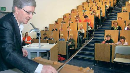 Eine schöne Erfahrung: Es ist Vorlesung und alle Plätze sind besetzt. Physik-Dekan Prof. Reimund Gerhard demonstriert die Klangerzeugung mit Hilfe eines Geigenbogens.
