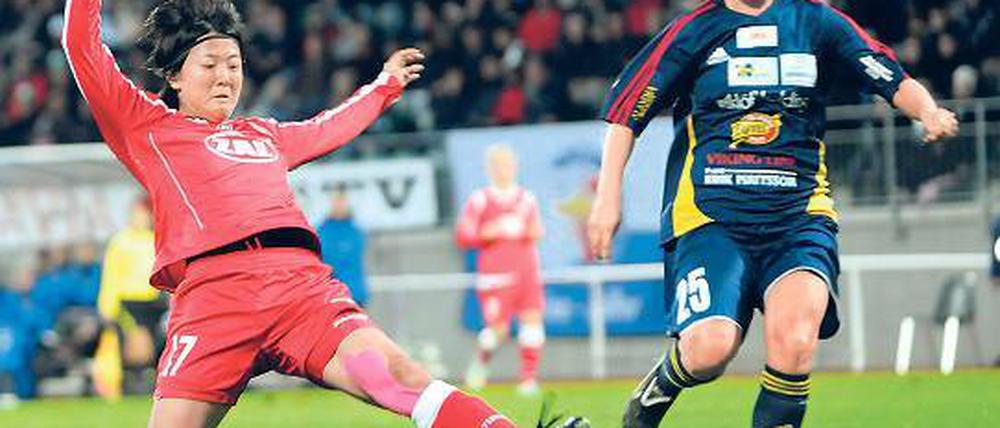 Treffsicher. Yuki Nagasato (links), Potsdams japanische Stürmerin, traf in der Bundesliga bisher dreimal und nun auch am Mittwoch in Finnland in Turbines Champions-League-Spiel; hier im Duell mit Åland Uniteds Tuija Hyykynen.