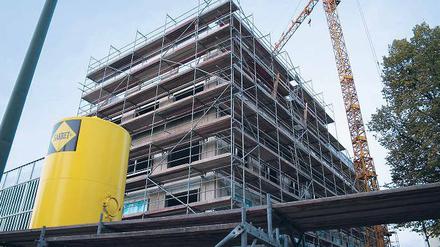 Im Rohbau: Das neue Ärztehaus in der Hebbelstraße, neben dem Parkhaus.