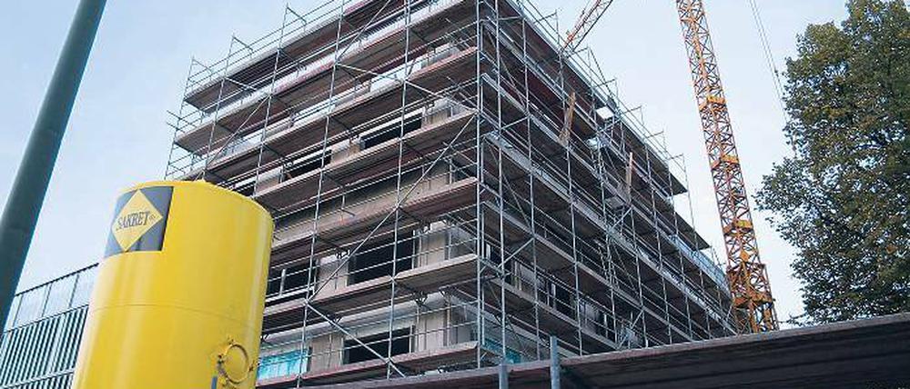 Im Rohbau: Das neue Ärztehaus in der Hebbelstraße, neben dem Parkhaus.