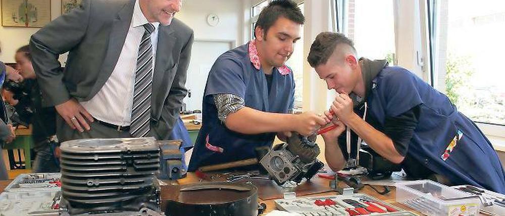 Geld für die Kleinen, Bewunderung für die Großen. Bildungsminister Holger Rupprecht vergab auf seiner Kreisreise durch Potsdam Fördermittelbescheide in Millionenhöhe für Kitas. Für die Schüler der Steuben-Gesamtschule mussten anerkennende Blicke reichen.